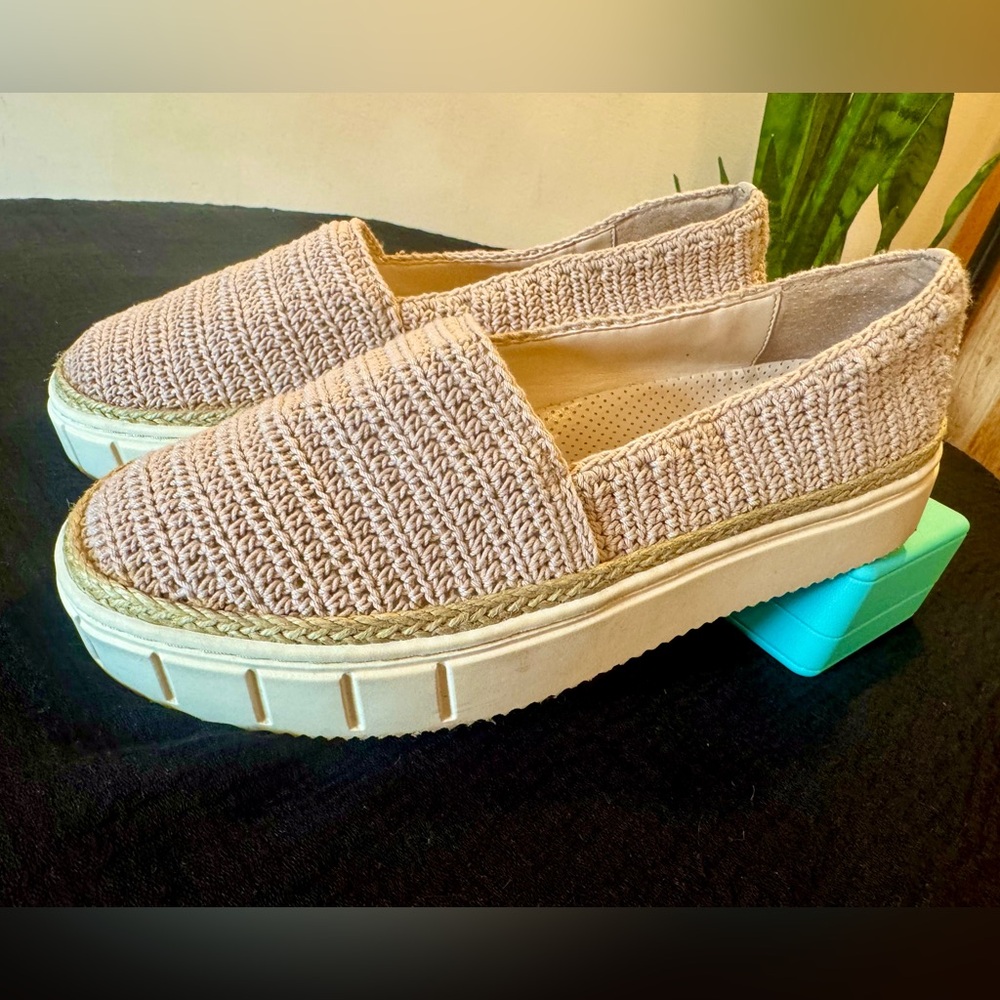 VINCE CAMUTO “Relisnsta” crochet platform slip-on sneaker